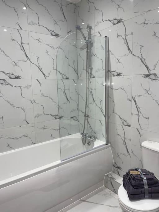1 Bedroom Apartment - Flitwick - Contractor Friendly - Tourist Ready - Full Kitchen - Wifi - Smart Tv - Sofa Bed - Free Parking - Ideal For Short Or Long Stays Екстер'єр фото