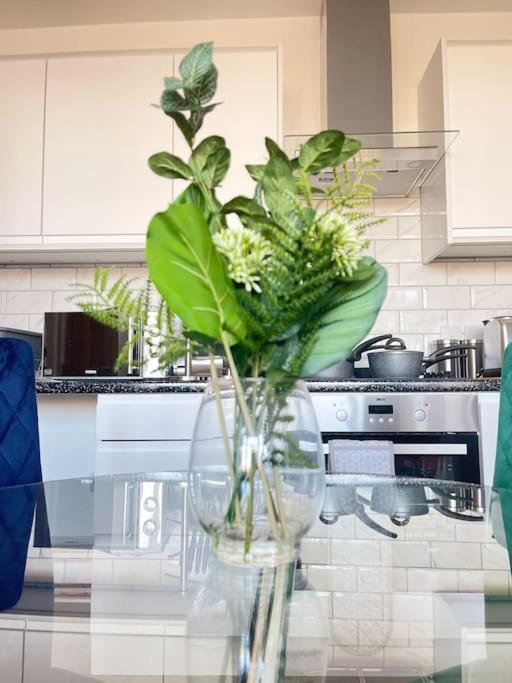 1 Bedroom Apartment - Flitwick - Contractor Friendly - Tourist Ready - Full Kitchen - Wifi - Smart Tv - Sofa Bed - Free Parking - Ideal For Short Or Long Stays Екстер'єр фото